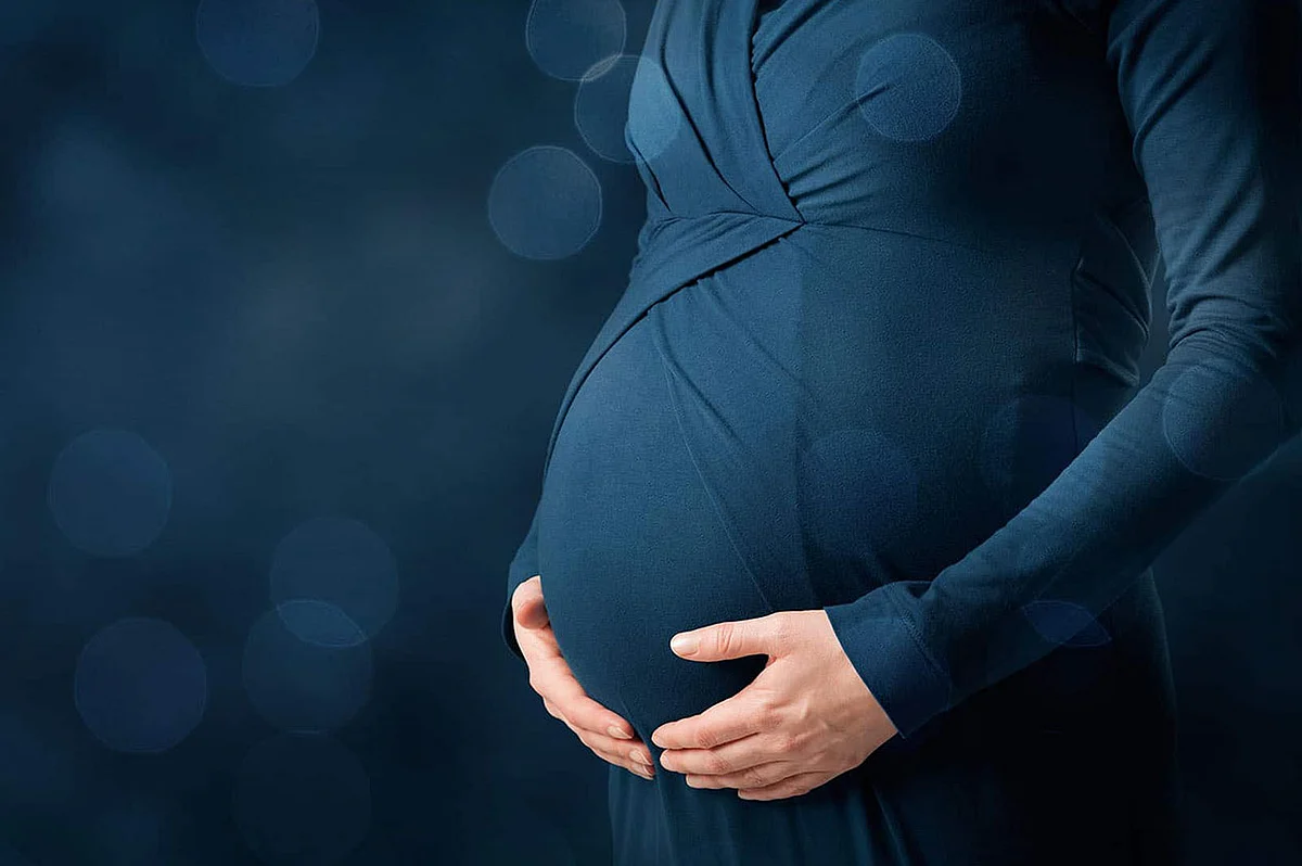 استشارية طب النساء تحذر من استخدام المرأة الحامل 4 أعشاب