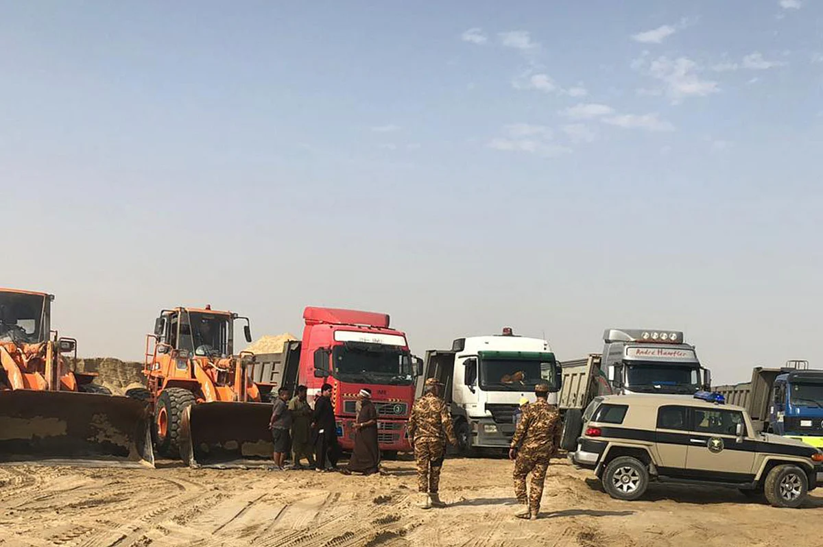 بالصور.. ضبط عدد من مخالفي نهل الرمال بضواحي الدمام