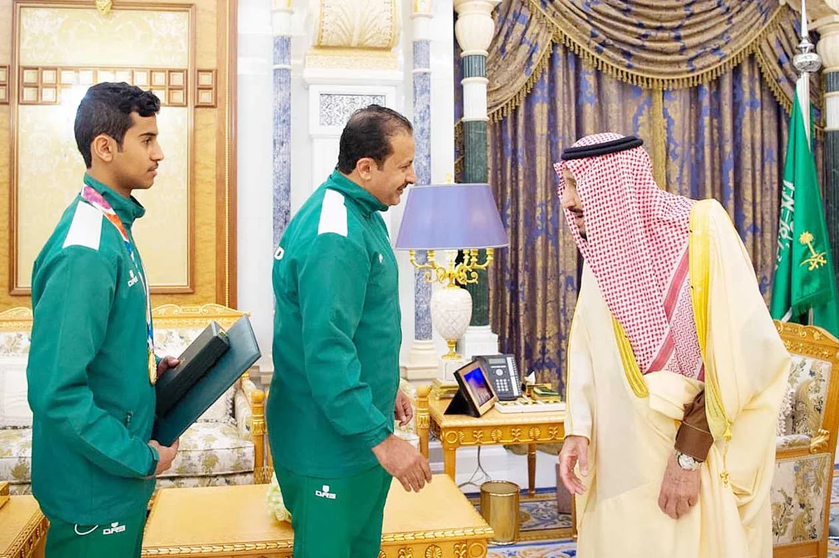 خادم الحرمين يمنح وسام الملك عبدالعزيز للاعبي الأخضر الحاصلين على ميداليات أولمبية
