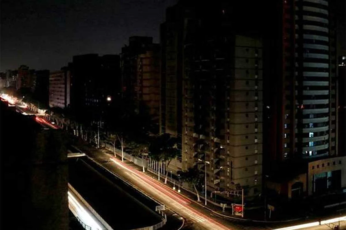 استمرار انقطاع الكهرباء في فنزويلا.. ومادورو «يعيد هيكلة» الحكومة