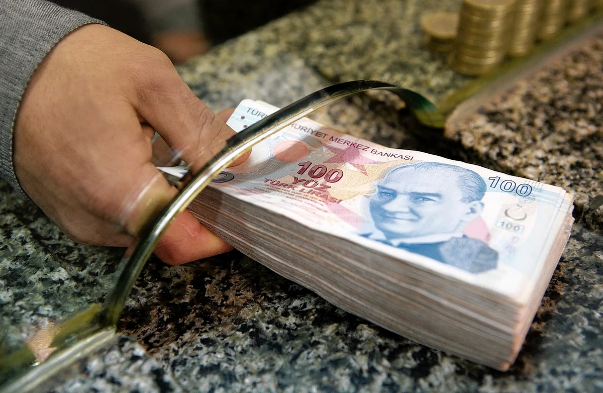 3 قرارات «كارثية» وراء انهيار الليرة التركية 4% في يوم واحد