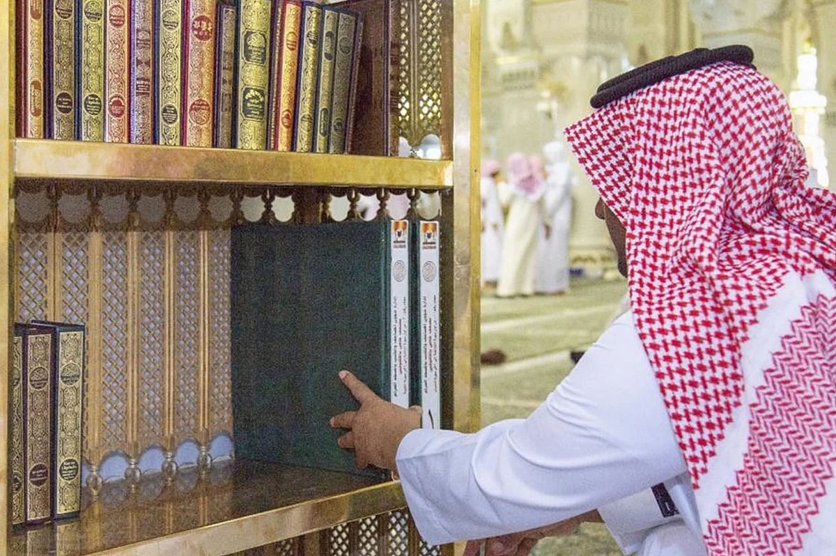 بالصور.. رئاسة شؤون الحرمين تزود المسجد الحرام بمصاحف برايل للمكفوفين