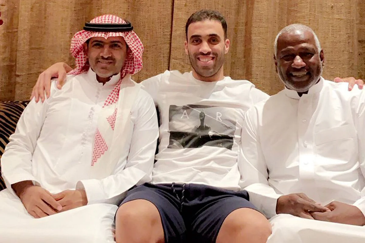 «حمدالله» ينشر صورة له مع «تاريخ نادي النصر»