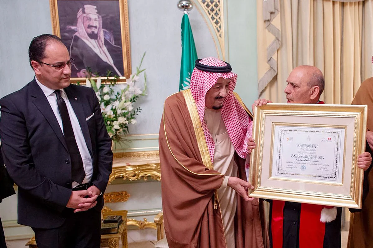 خادم الحرمين يتسلم الدكتوراه الفخرية من جامعة القيروان بتونس
