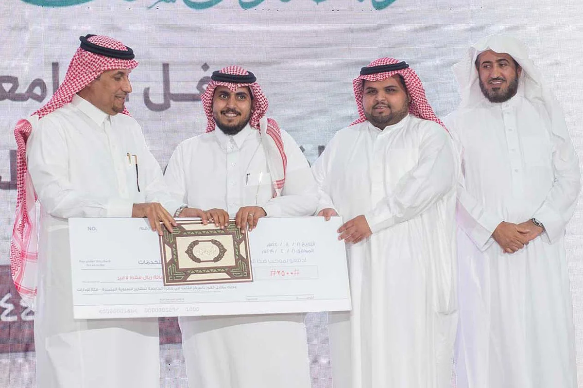 بالصور.. «الميموني» يفوز بجائزة «المجمعة» للتميز.. وإدارة الخدمات «أولًا»