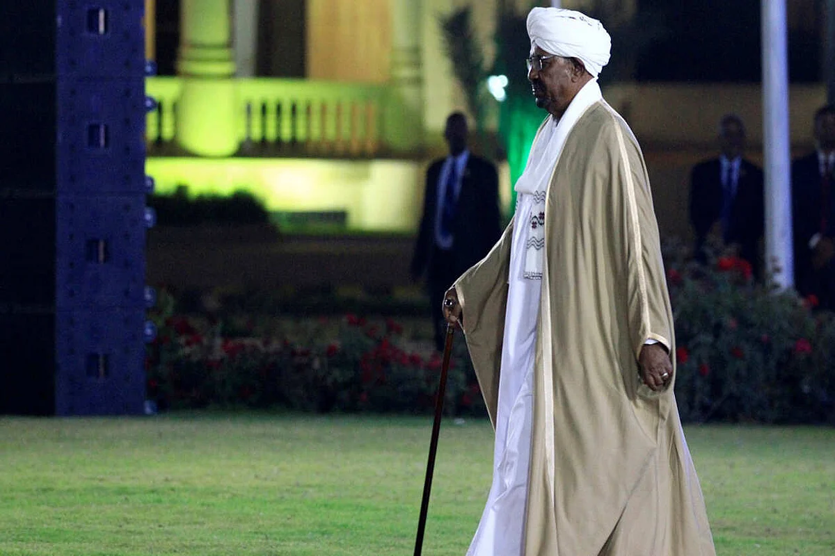 والدة البشير تضيف «بُعدًا إنسانيًا» لتطورات المشهد السوداني
