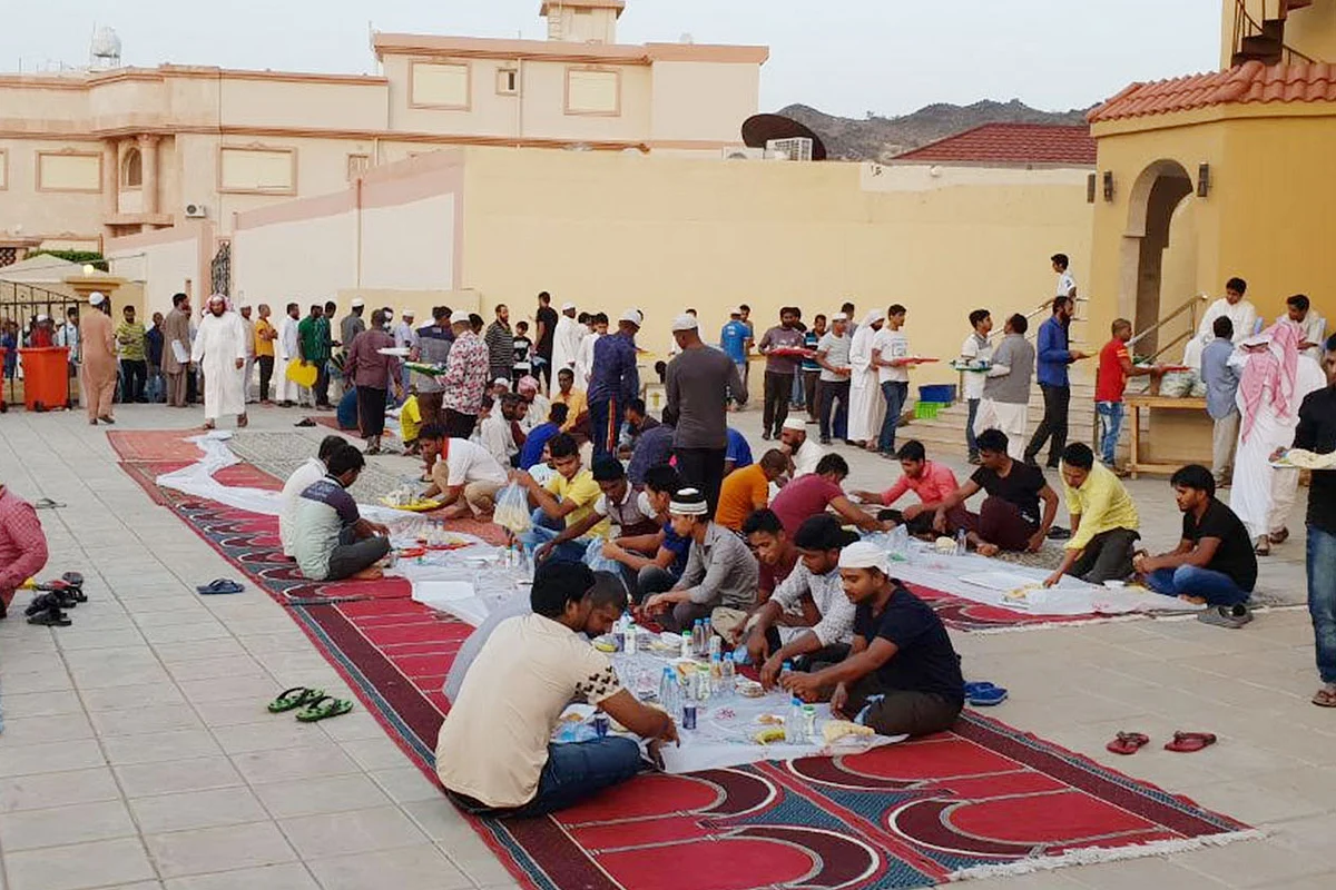 جامع الردف يفطر 130 صائمًا يوميًا وينقلهم للعمرة بمكة
