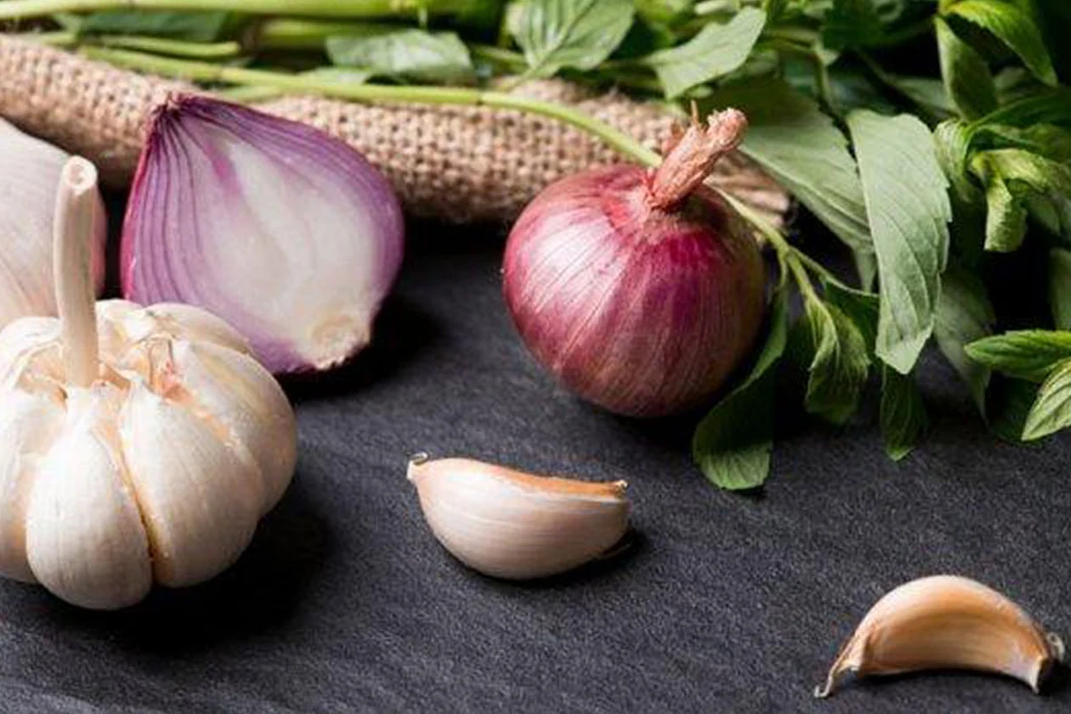 البصل والثوم.. نكهات طعام؟ أم فوائد صحية بالجملة؟