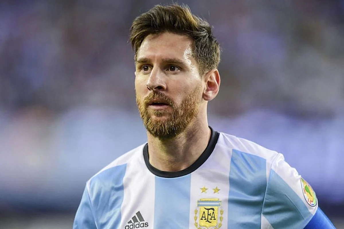 ميسي يعترف بصعوبة لقاء البرازيل ويلوم نفسه