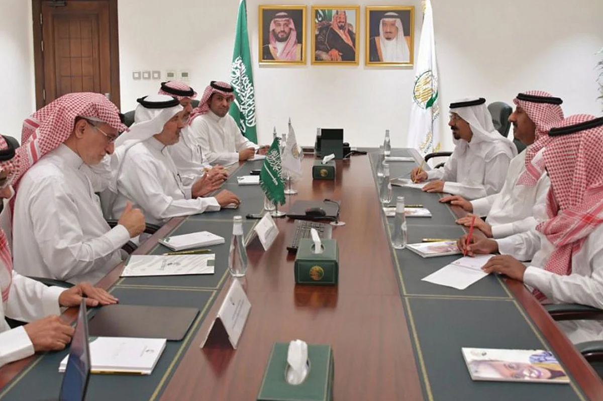 الربيعة يناقش مع الهلال الأحمر برامج إغاثة الدول المنكوبة