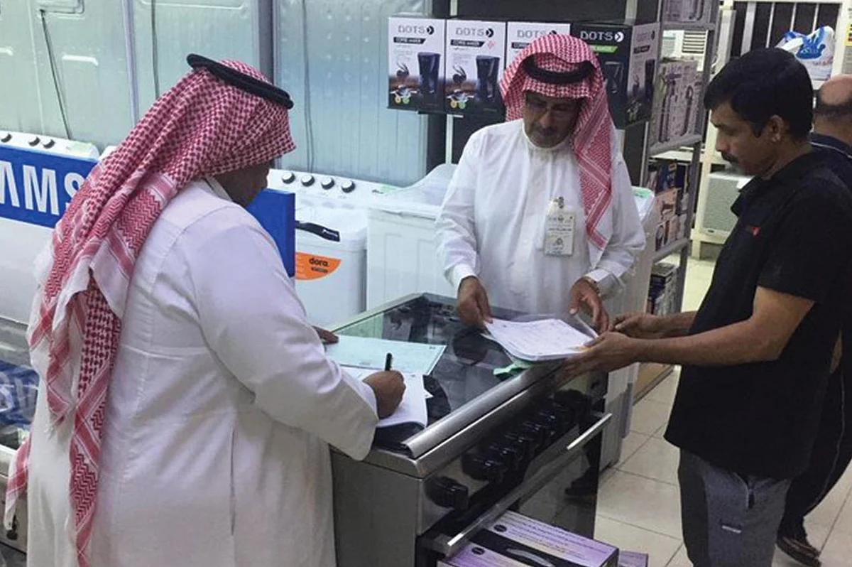 زيارات مفاجئة من «لجنة التوطين» للمجمعات التجارية المغلقة بنجران