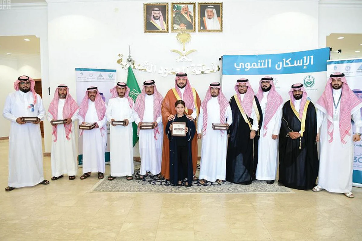 بالصور.. أمير الحدود الشمالية يسلِّم مفاتيح أولى دفعات «الإسكان التنموي»