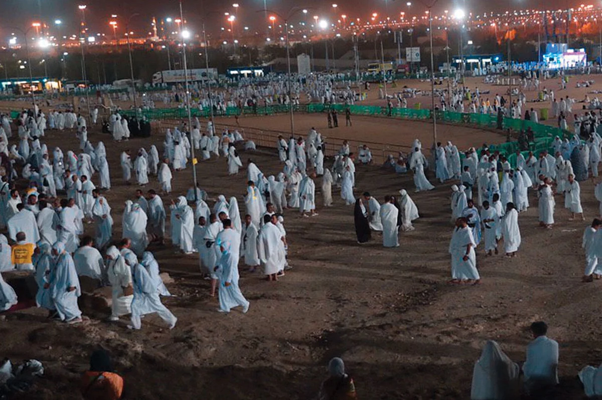 حجَّاج بيت الله يتوافدون إلى مشعر عرفة لأداء ركن الحج الأعظم