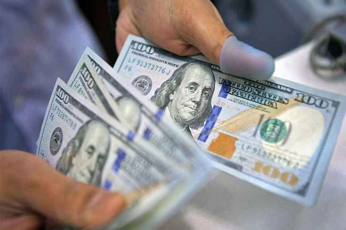 الدولار يتراجع عن أعلى مستوياته للعام الحالي