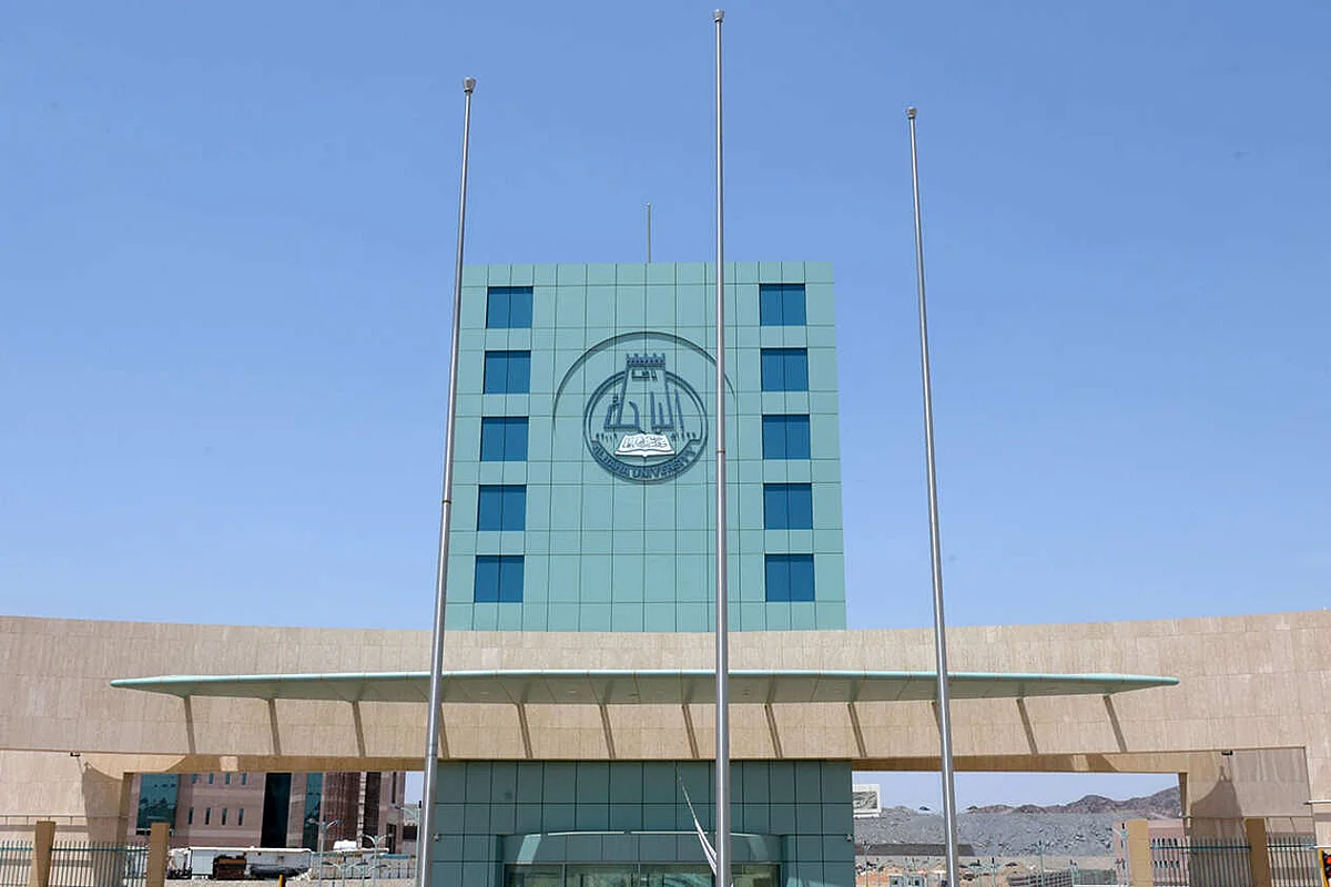 بالأسماء.. مدير جامعة الباحة يُصدر 8 قرارات تعيين وتمديد