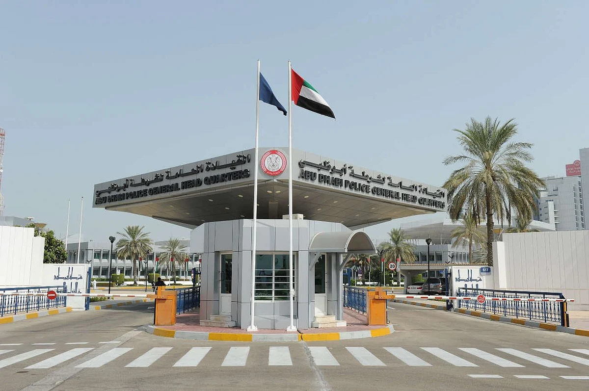 بالفيديو.. النيابة الإماراتية تعاقب مفحِّطًا وتُلزمه بتنظيف الشارع