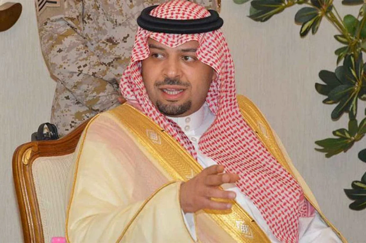 أمير الحدود الشمالية يعزي والد الطفل ضحية «الكلاب الضالة»
