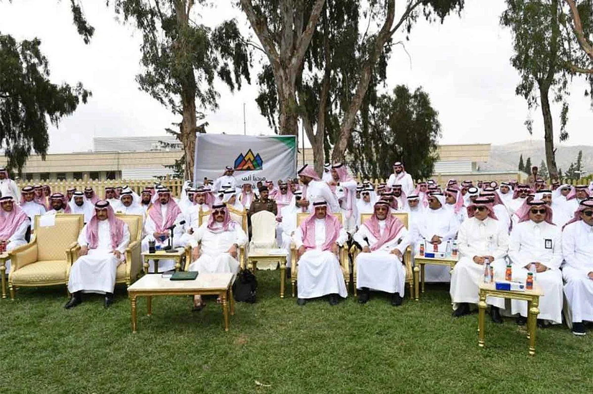 بالصور.. أمير عسير يتوِّج مستشفى بللسمر العام بجائزة التميز الحكومي