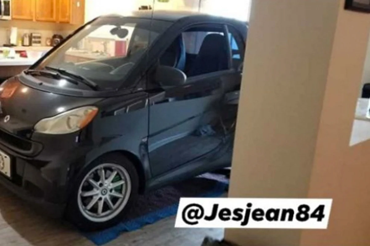 سيدة تحمي سيارة زوجها من إعصار دوريان داخل المنزل