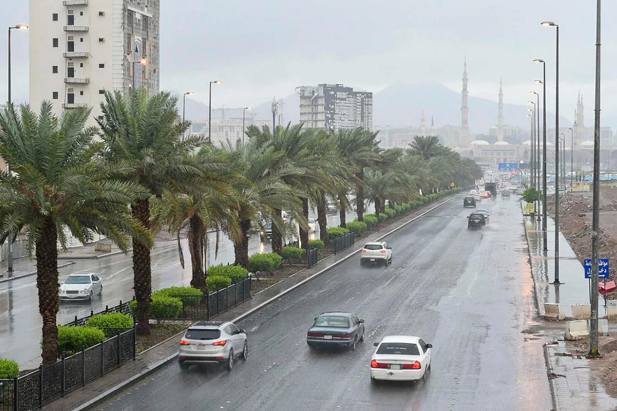 سُحب ممطرة وعوالق ترابية على مكة والمدينة
