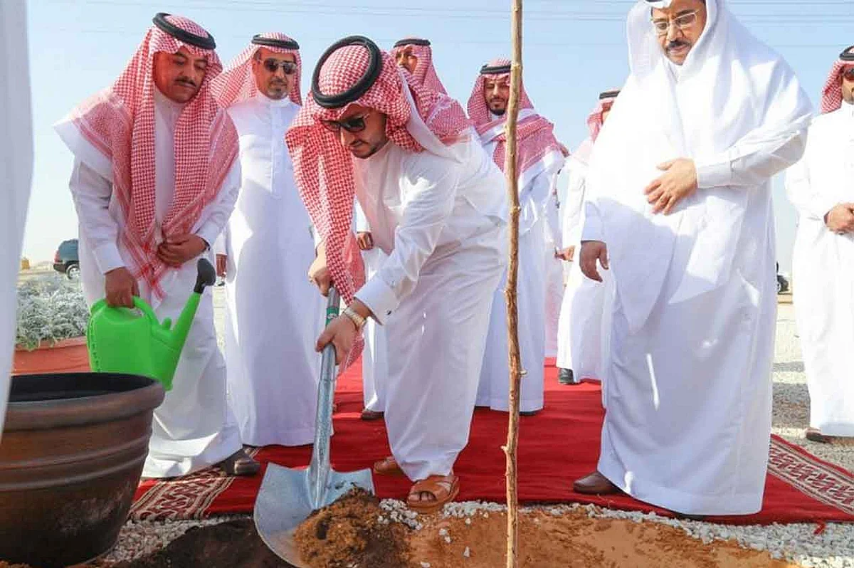 بالصور.. نائب أمير الجوف يدشن حملة تشجير ميدان الفروسية
