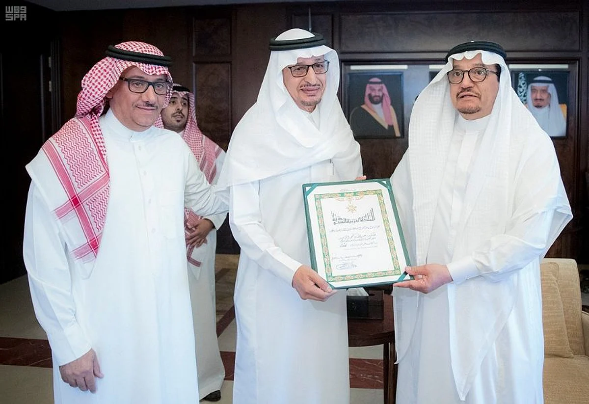 وزير التعليم يسلم الدكتور الزير وسام الملك عبدالعزيز من الدرجة الأولى