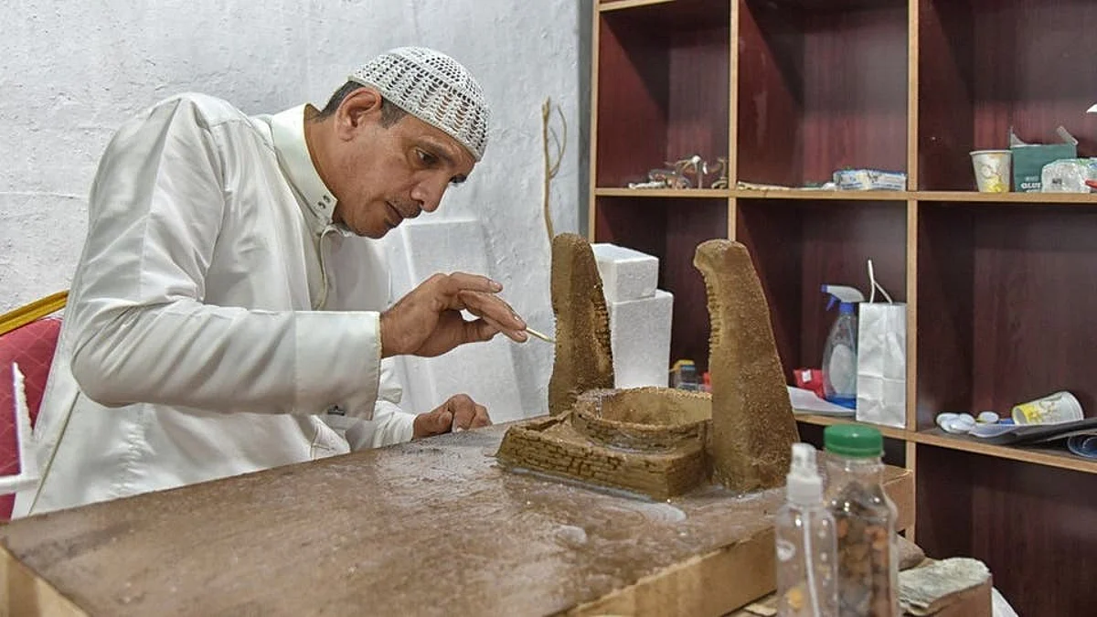 بالصور.. الفنان حسين آل جعران يجسد المواقع الأثرية في مجسمات فنية