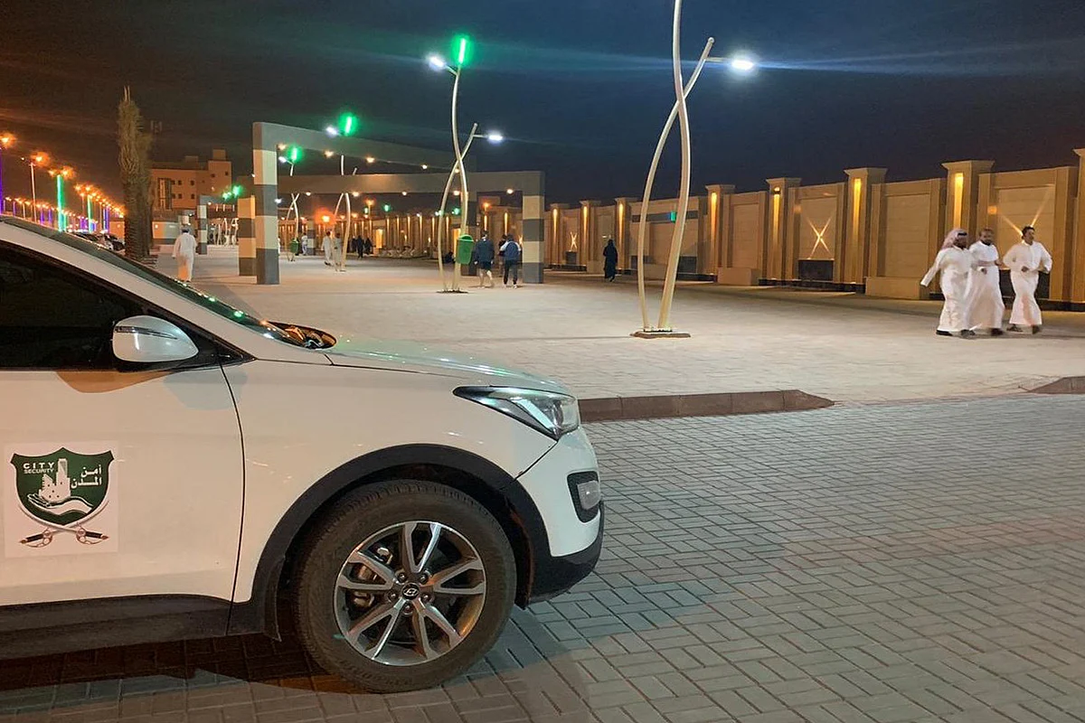 بعد أيام من افتتاحه.. مركبة تتجول في مضمار المشاة بالخرج والبلدية ترد