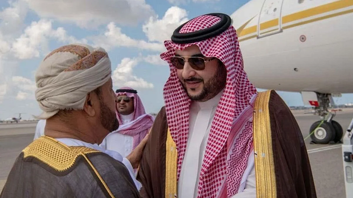 خالد بن سلمان يبحث مع المسؤولين في عمان أمن واستقرار المنطقة