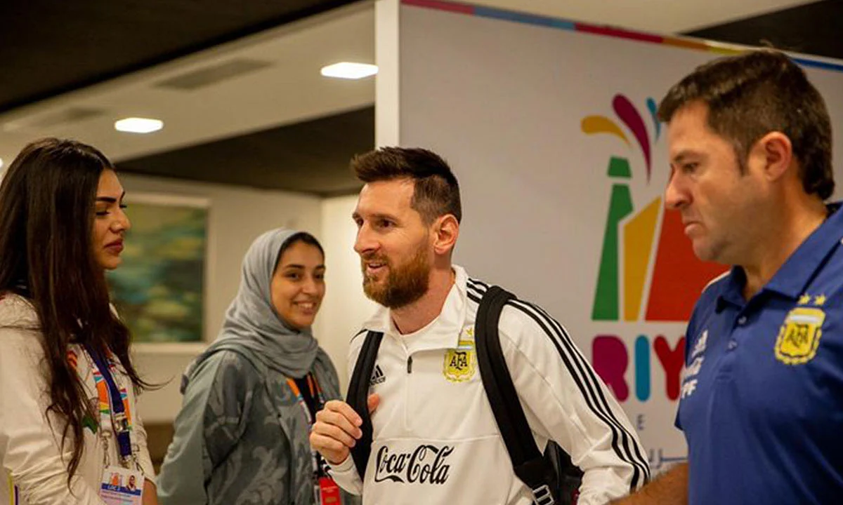 لحظة وصول ميسي الرياض استعدادًا للقاء البرازيل.. الجمعة