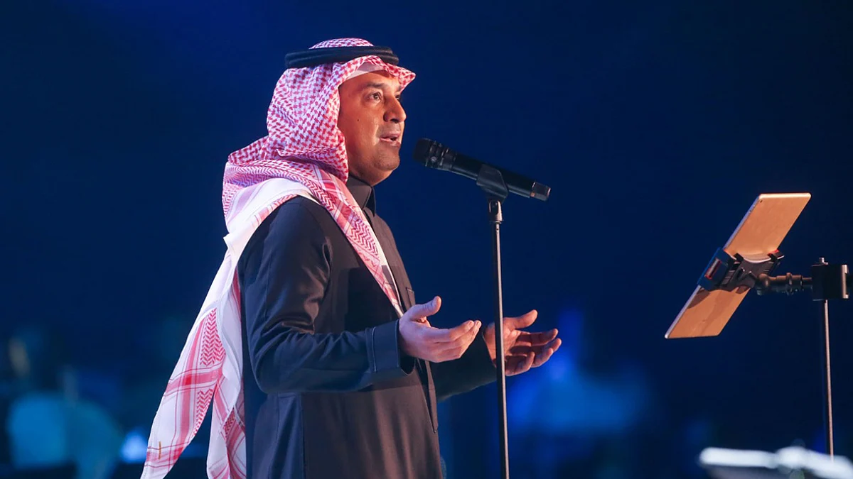 راشد الماجد يتألق في موسم الرياض.. ويتبرع بجزء من ثمن «عوده» للموهوبين