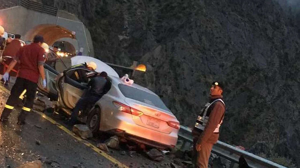 سقوط صخرة على مركبة بالباحة.. وحالة وفاة بين الركام