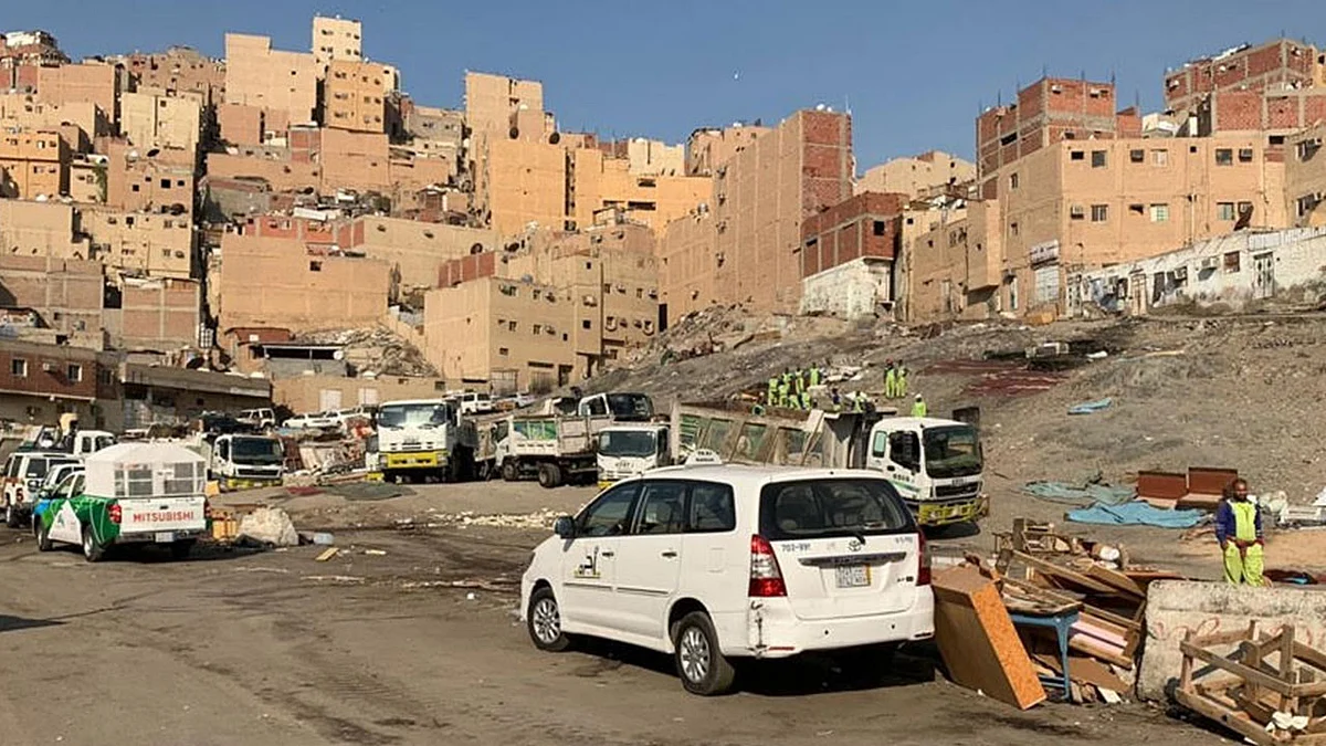 بالصور.. مداهمة «حوش بكر».. إزالة مباسط ومصادرة أغذية تالفة
