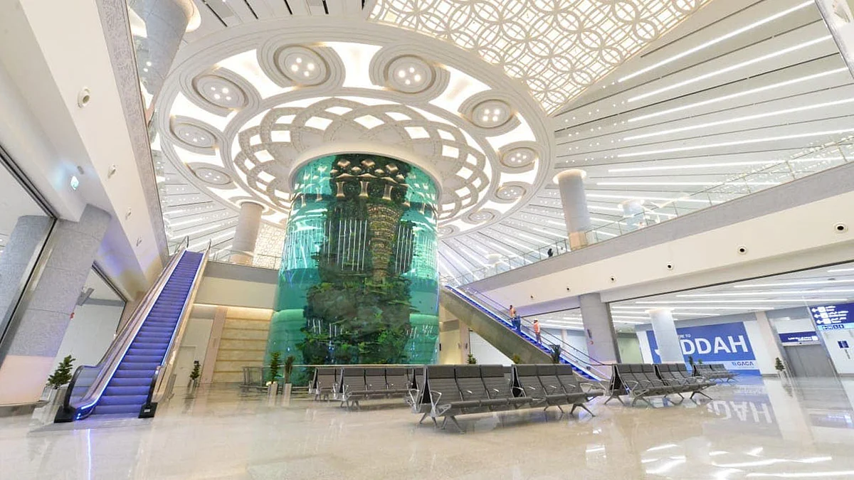 بالصور.. مطار الملك عبدالعزيز الجديد يدشن أكبر حوض أسماك في مطار بالعالم