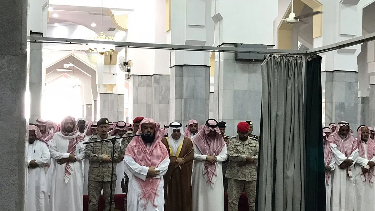 محافظ الطائف يؤدي صلاة الميت على «الحارثي» شهيد الواجب
