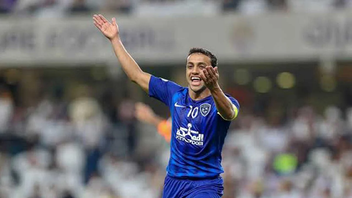 بالفيديو.. طفل هلالي يقبل رأس الشلهوب