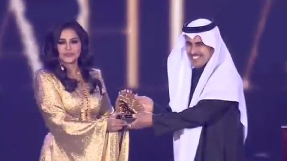 بالفيديو.. تكريم «الملكة أحلام» بدرع من الذهب الخالص في بوليفارد الرياض