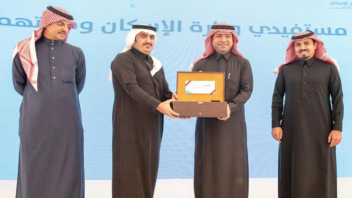 وزير الإسكان يسلّم المواطنين وحداتهم ضمن مشروع «ديار السعد» في ضاحية «الجوان» السكنية بالرياض