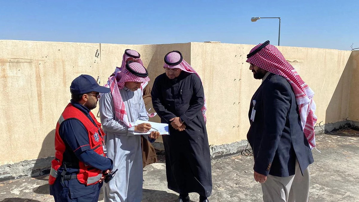 بالصور.. «الخريصي» يتفقد غرفة عمليات الهلال الأحمر بالرياض