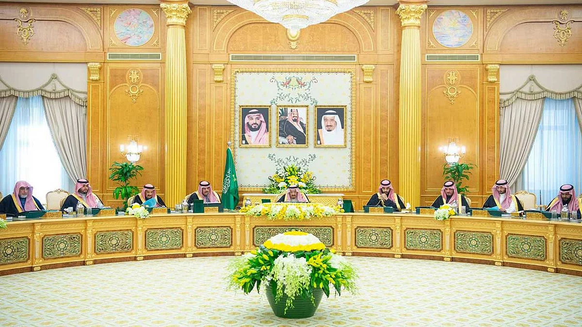 مجلس الوزراء يمنع حمل «أوسمة أجنبية» في المناسبات الوطنية