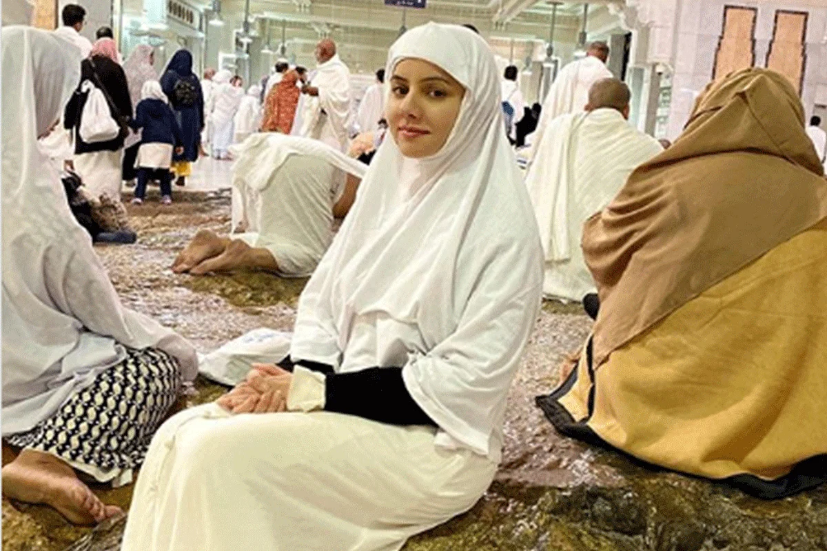 بعد مقاطع خادشة.. صور توثق أداء ممثلة بوليوود العمرة