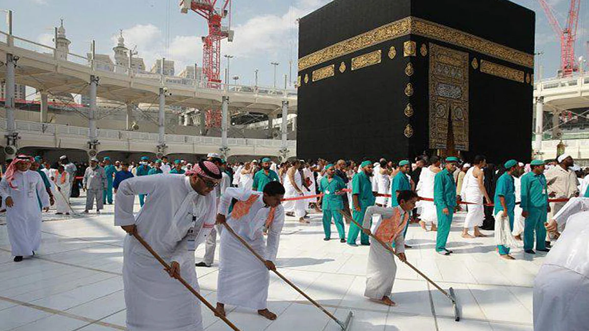 بالفيديو.. عملية غسيل وتطييب الحرم المكي في 45 دقيقة فقط