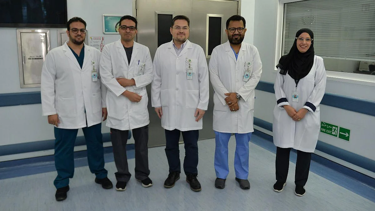 بالصور.. استئصال لحمية من قولون خمسينية بتقنية المنظار المتقدمة بمدينة الملك عبدالله الطبية
