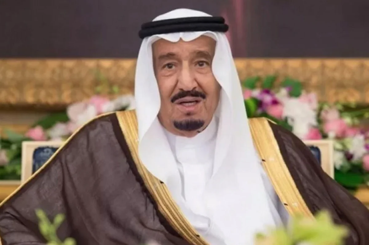 خادم الحرمين يستقبل رئيس حكومة الكويت بحضور ولي العهد وقادة عسكريين