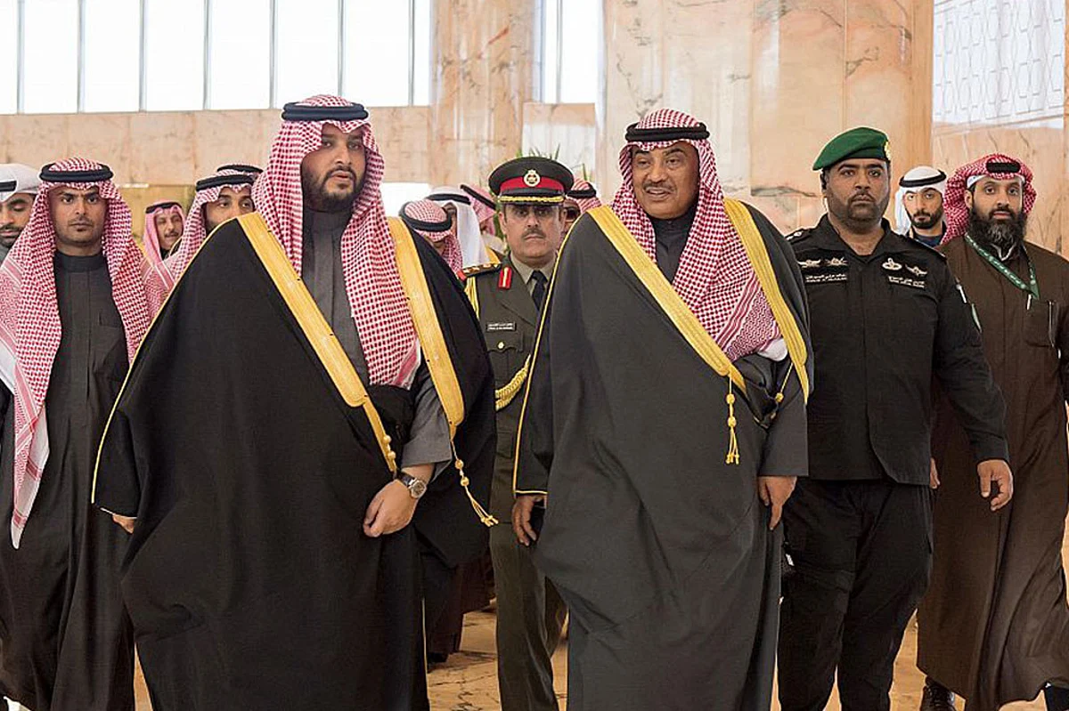 بالصور.. رئيس حكومة الكويت يغادر الرياض بعد لقاء الملك وولي العهد