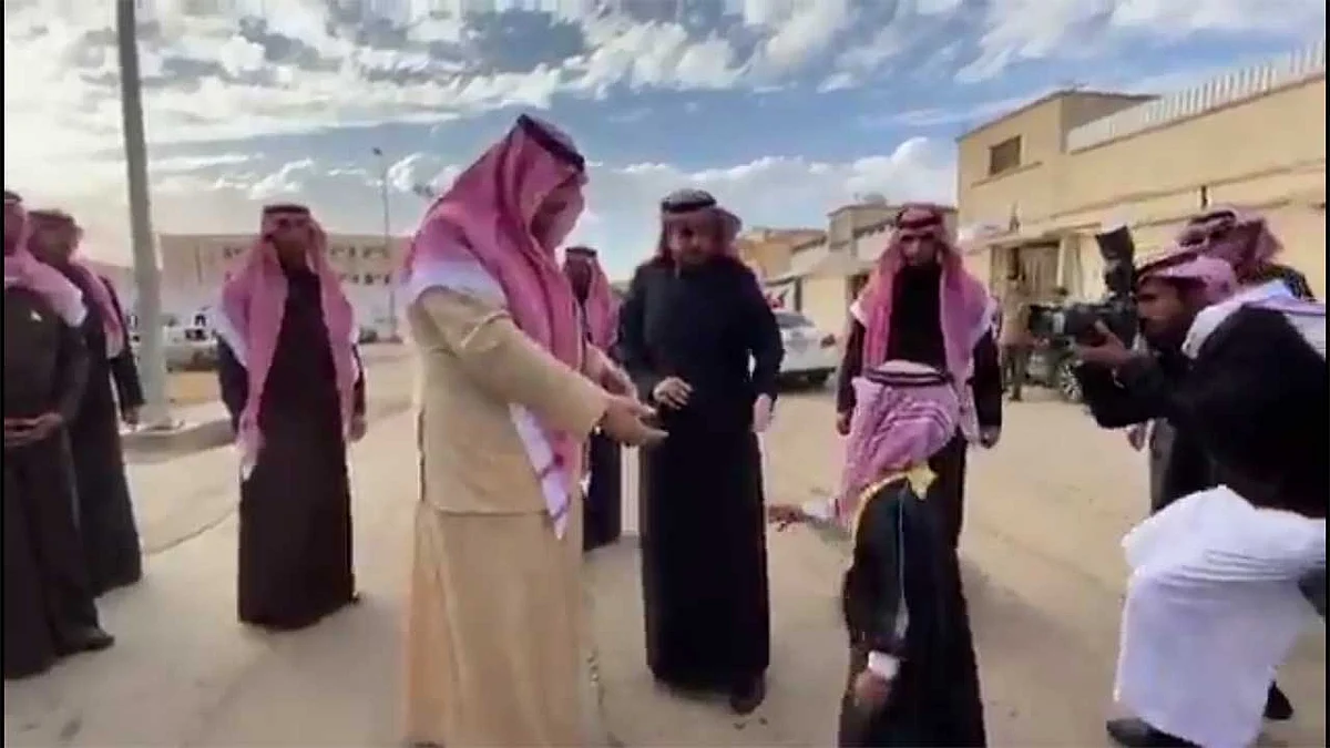 بالفيديو.. أمير الشمالية يلبي طلب طفل التقاه خلال جولة تفقدية بطريف
