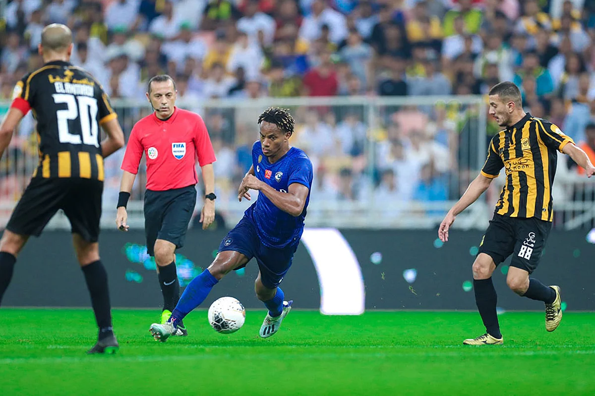 الأسعار بين 2500 و50 ريالًا.. أين تجلس في «كلاسيكو» الهلال والاتحاد؟