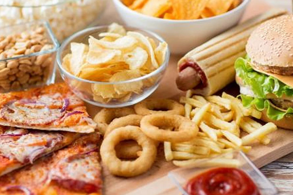 دراسة: الوجبات السريعة تخدع مخك بهذه الطريقة العجيبة
