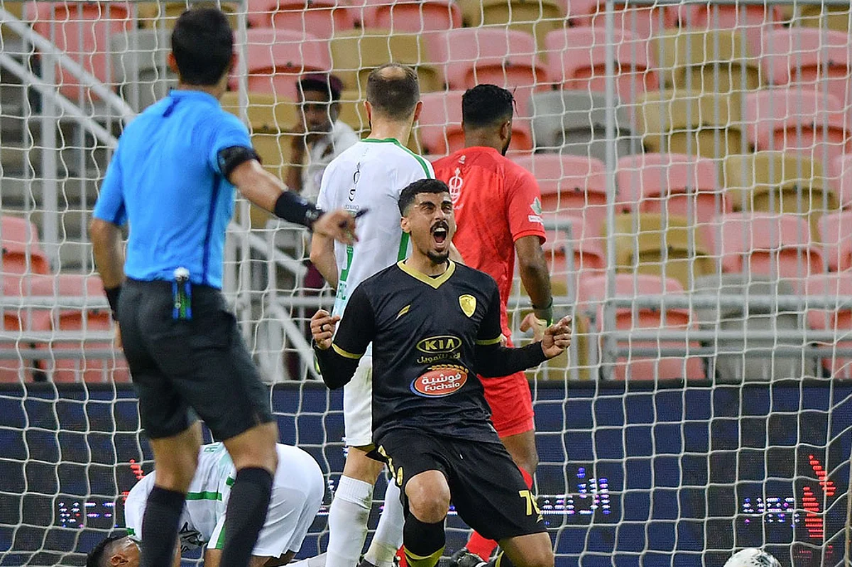 الأهلي يسقط أمام الفتح لتزداد أوجاعه في الدوري السعودي للمحترفين