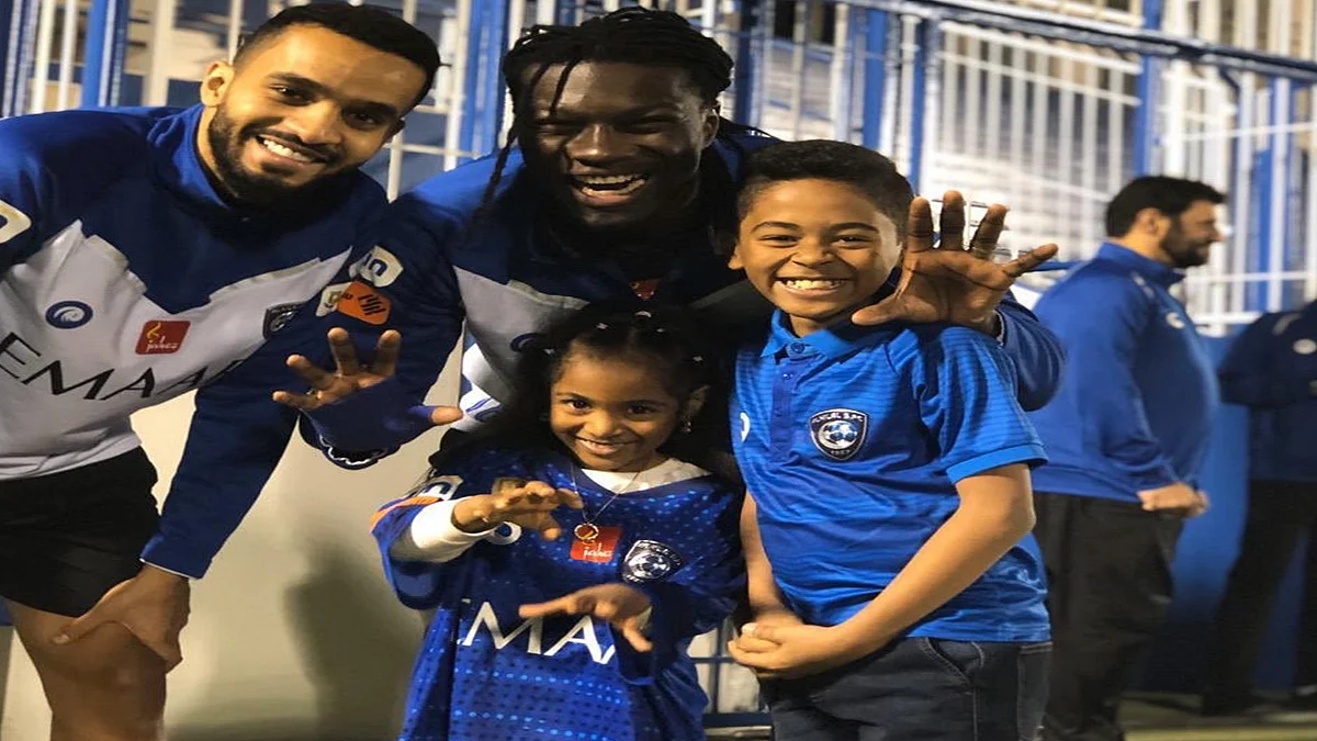 بالصور.. نادي الهلال يحقق أمنية «أخو أخته» قبل لقاء الاتحاد